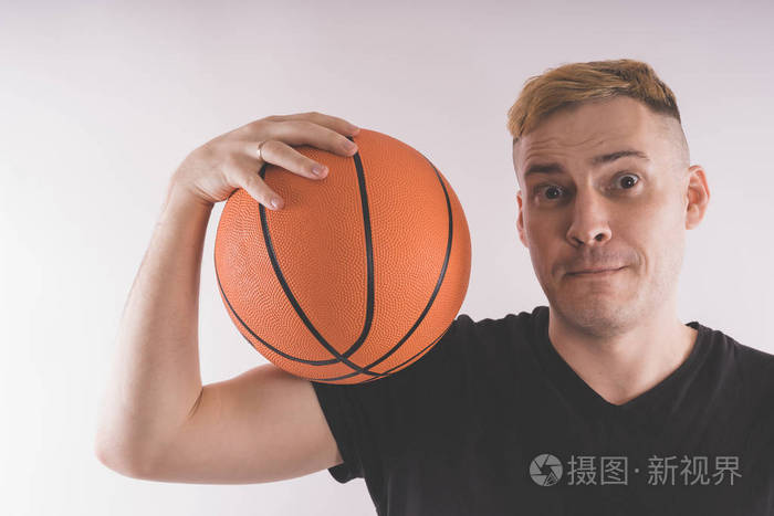 一个有篮球的人, 一个正在训练的篮球运动员。运动和健康生活方式的概念