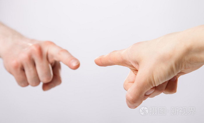 用手指指着对方