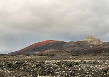 kverkfjoll 的神秘景观 红色和黑色的火山岩覆盖着山坡, 冰岛中部高地的偏远部分, vatnajokull 国家公园