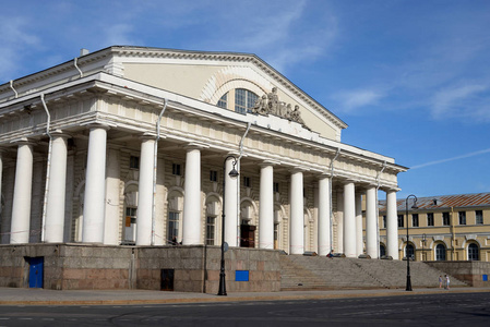 交流大厦是俄罗斯圣彼得堡 Vasilievsky 岛口水建筑合奏的中心结构。