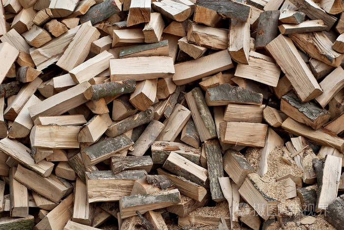 大量的木柴切片木材上的柔和阳光木质质感
