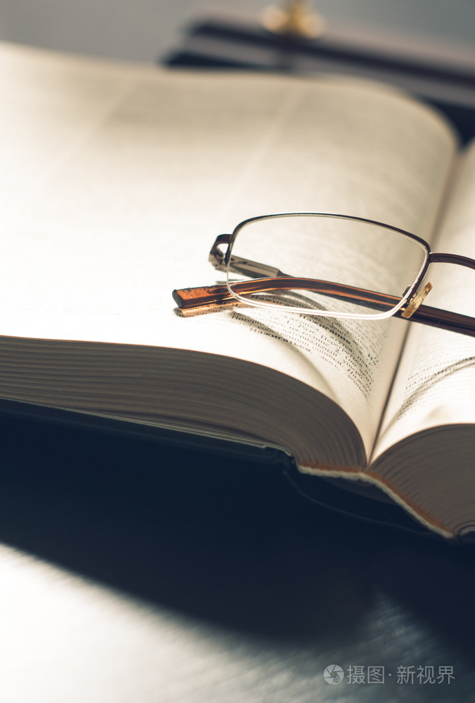 一堆书和眼镜,复古效果的图片