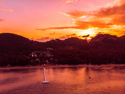 美丽的热带海滩和海岛海的鸟瞰在日落时间为旅行和假期