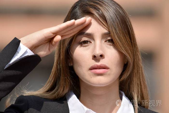 成年哥伦比亚商业妇女敬礼穿西装