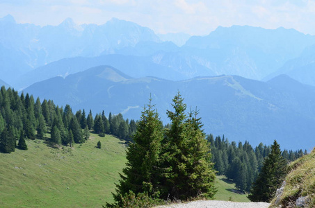 Gailtal 阿尔卑斯山, 从 Dobratsch, 克恩顿州, 奥地利的徒步旅行小径观看