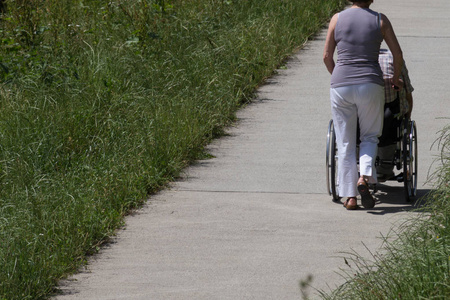 在一个非常晴朗的一天, 在6月在德国南部, 你看到单身女士推助行车在绿色公园散步