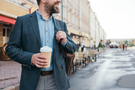 被裁剪的人与咖啡的看法去在城市散步