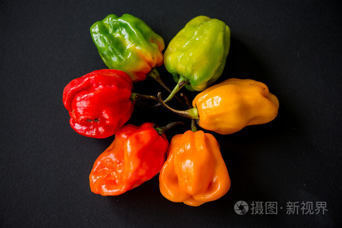 鲜艳的色彩,在辣椒上黑石板免费