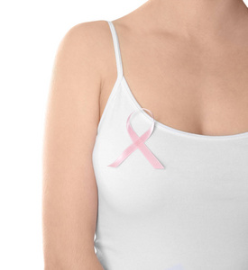 妇女与粉红色丝带反对白色背景。乳癌意识概念