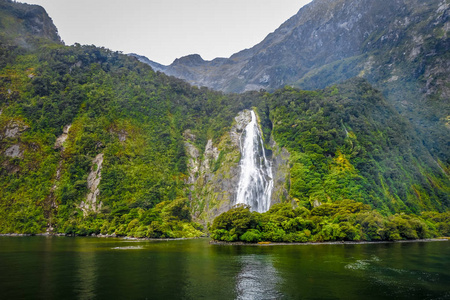 瀑布在米尔福德声音湖风景, 新西兰