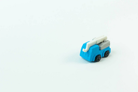 白色背景图片上的建筑玩具车图片