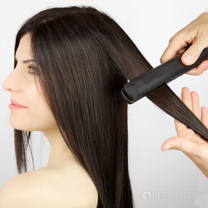 女人头发拉直后修剪在专业沙龙