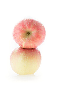 用水户果农红富士苹果滴在白色的背景