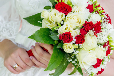 新娘手捧着一束优雅的结婚花束