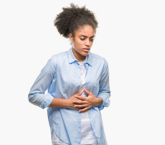 年轻的美国黑人妇女在隔绝的背景下与手在胃由于消化不良, 痛苦的病症感觉不适。疼痛概念