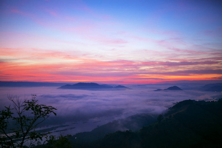 山水暮雾在一座高山通行证的黎明到湄公河之间泰国老挝