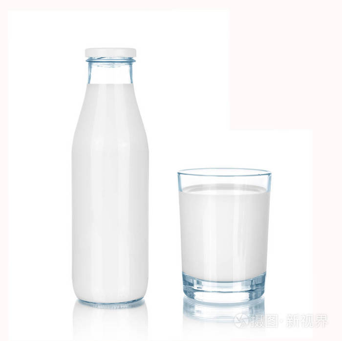 瓶子和杯子牛奶，白色背景上孤立