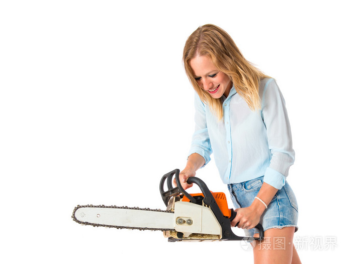 女孩用链锯在白色的背景
