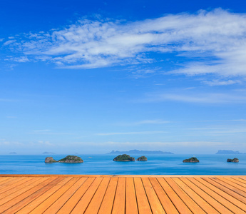 热带海洋和蓝蓝的天空，在苏梅岛，泰国