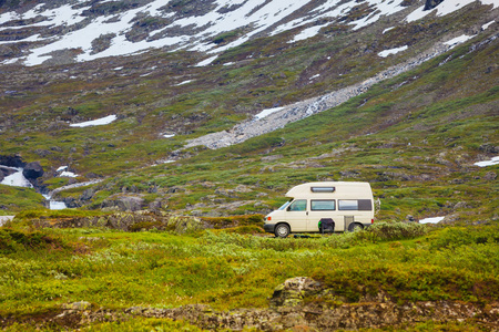 旅游度假和旅行。挪威山露营者范车