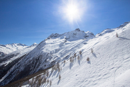 在瑞士的萨斯费山脉中的积雪覆盖的轨道
