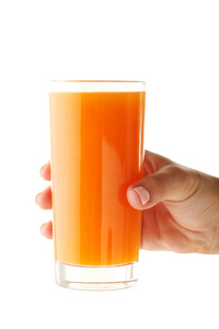 在白色背景上的玻璃的女性手胡萝卜汁