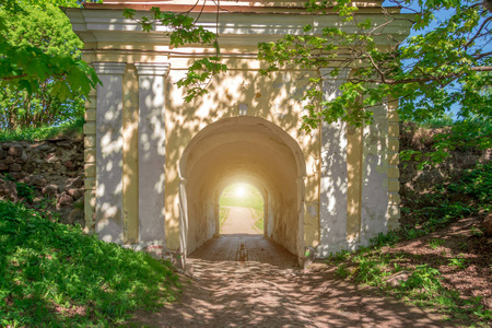 森林中的建筑石拱与隧道末端的光线