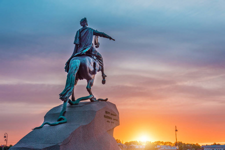 雕像的纪念碑彼得 1, 在圣彼得堡的青铜骑士在日落傍晚的天空