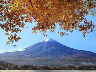 与秋天颜色在日本富士山