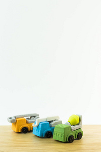 建筑玩具车在白色背景图