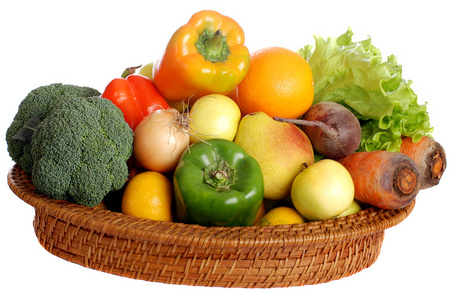 篮子里的蔬菜和水果对孤立背景