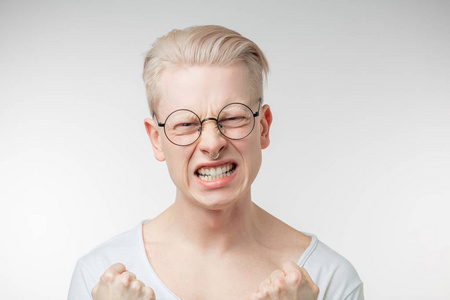 愤慨愤怒的男子手势愤怒, 激怒, 愤慨照片