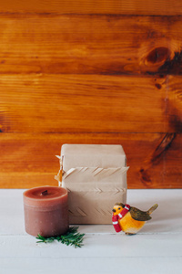 蜡烛鸟和箱子在桌子与木墙背景背景