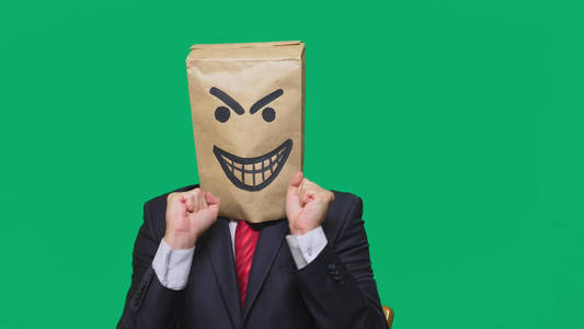 一个人在他的头上有一个包, 一个画的笑脸生气, 狡猾, 幸灾乐祸照片