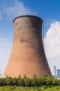 在一家工业企业，中国北方的冷却塔