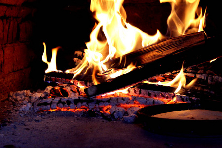 在火炉中用明亮的火焰燃烧木头