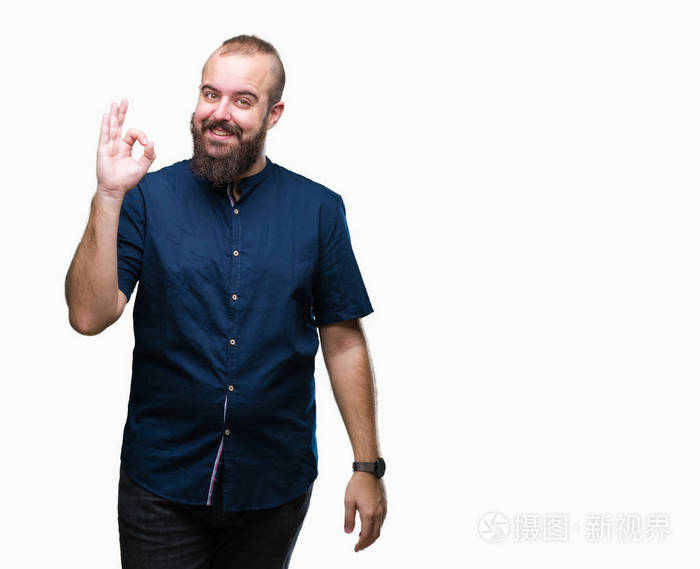 年轻的高加索嬉皮士人在孤立的背景微笑的正面做确定的标志用手和手指
