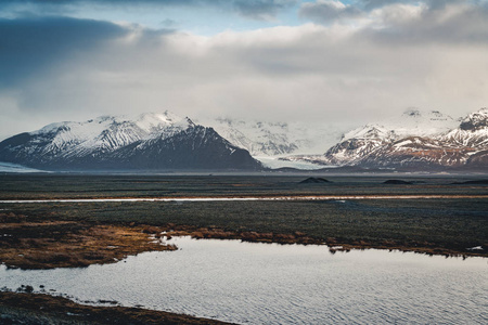 通往冰岛的巨大冰川和山脉的道路 Vatnajokull 冰川空中无人机图像与街道高速公路和云彩和蓝色天空。Vatnajokull