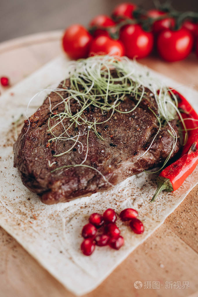 烤牛排配新鲜香草和蔬菜在乡村野猪上