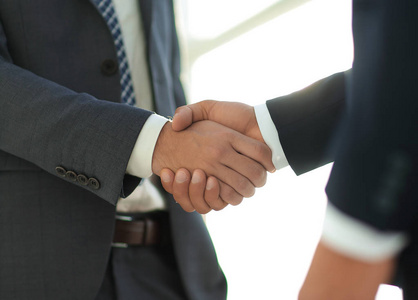 他的手握手给合作伙伴的商人照片