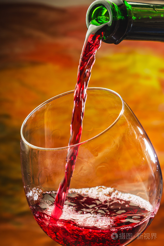 酒倒进瓶子的玻璃