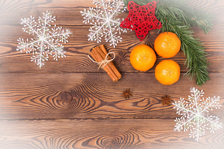 圣诞节背景老木材, 冷杉树枝, 松果, 雪花和橘子, 新年装饰。平面铺设, 复制空间