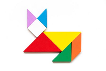 七剑下天山彩色木七巧板在白色背景下的猫形拼图照片