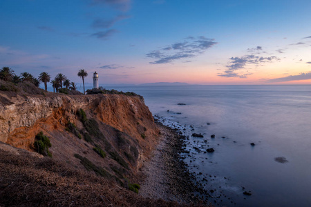 五颜六色的天空和点上的海岸视图在山坡上陡峭的悬崖上, 日落后加利福尼亚州