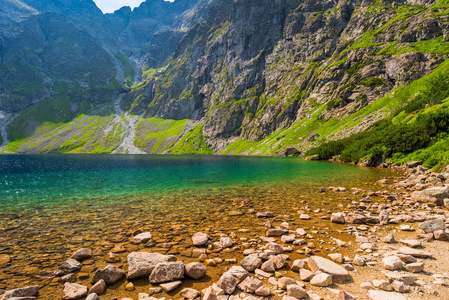 一个美丽的地方在 Tatra 山一个干净的山湖 Czarny Staw