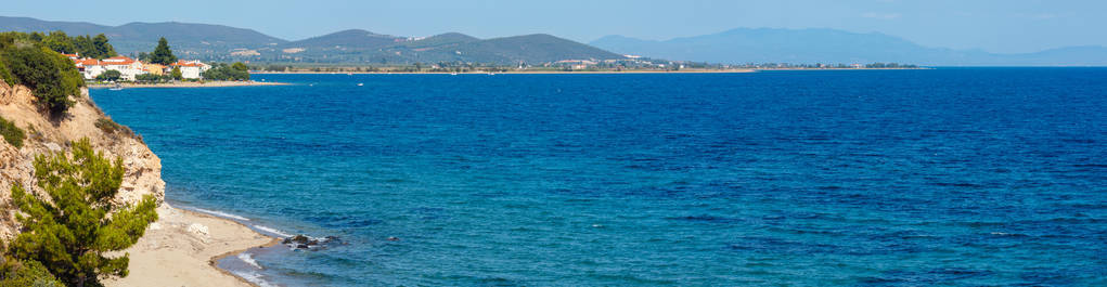 夏季海海岸线风光与沙滩 Sithonia, 哈尔基迪基, 希腊。人们是无法辨认的。三镜头缝合高分辨率全景图