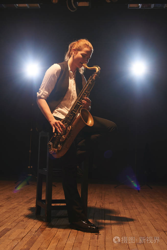 在舞台上玩萨克斯的美丽女人