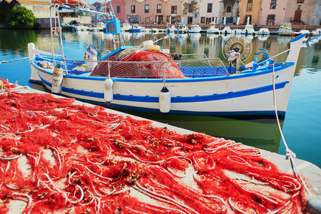 意大利撒丁岛 Bosa 的小船和红色捕鱼网