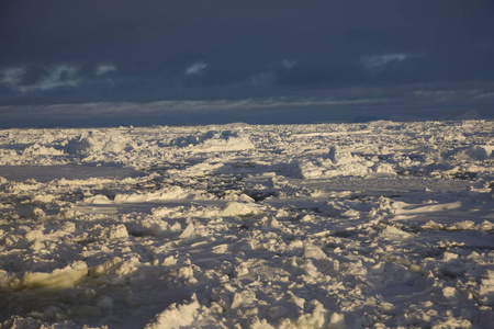 在日落南极日的海洋中美妙的南极景观