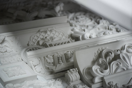 从石膏手工制作的白色装饰艺术细节